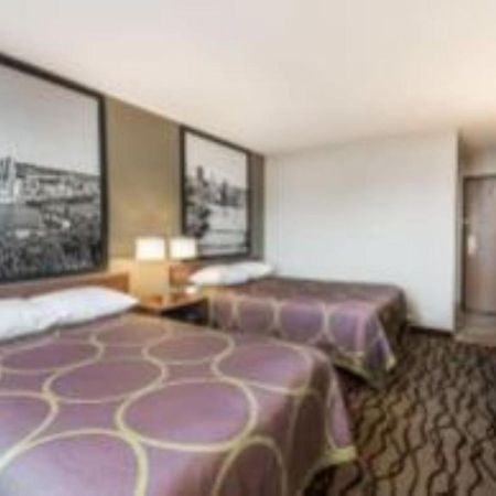 Super 8 By Wyndham Bedford Hotel Екстериор снимка