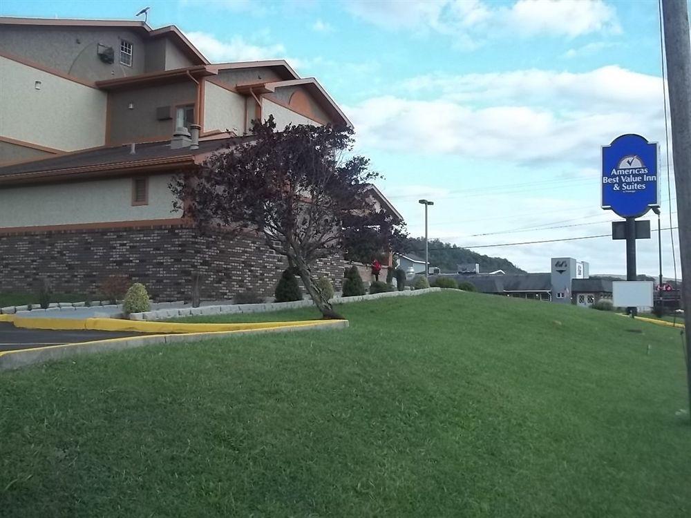 Super 8 By Wyndham Bedford Hotel Екстериор снимка