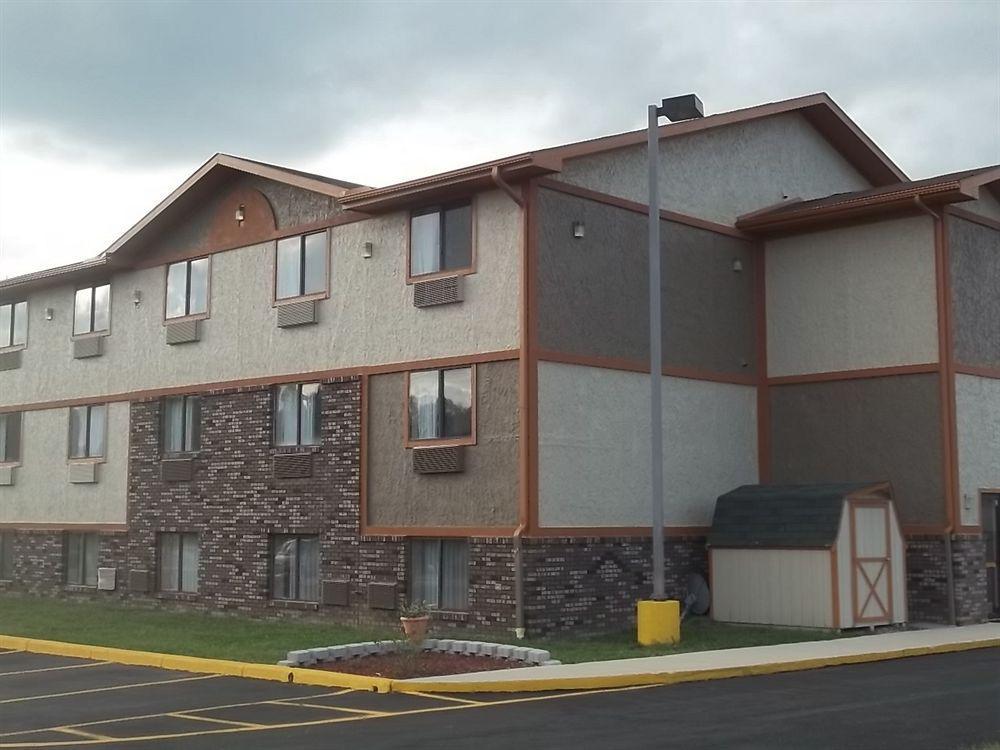 Super 8 By Wyndham Bedford Hotel Екстериор снимка