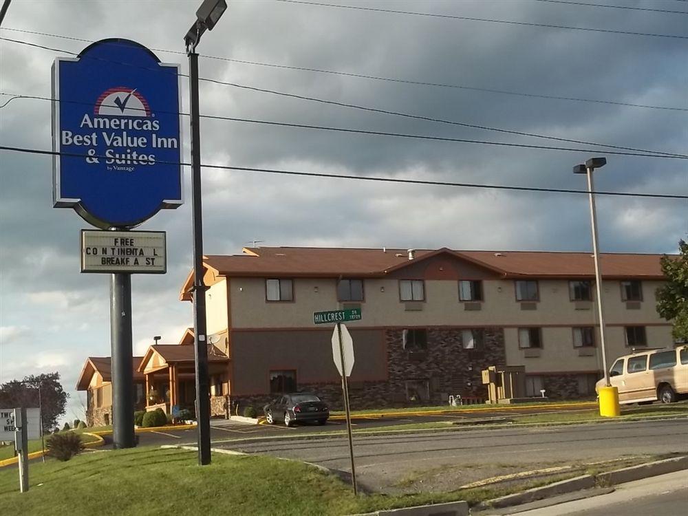 Super 8 By Wyndham Bedford Hotel Екстериор снимка