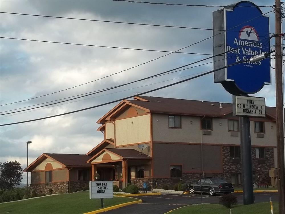 Super 8 By Wyndham Bedford Hotel Екстериор снимка