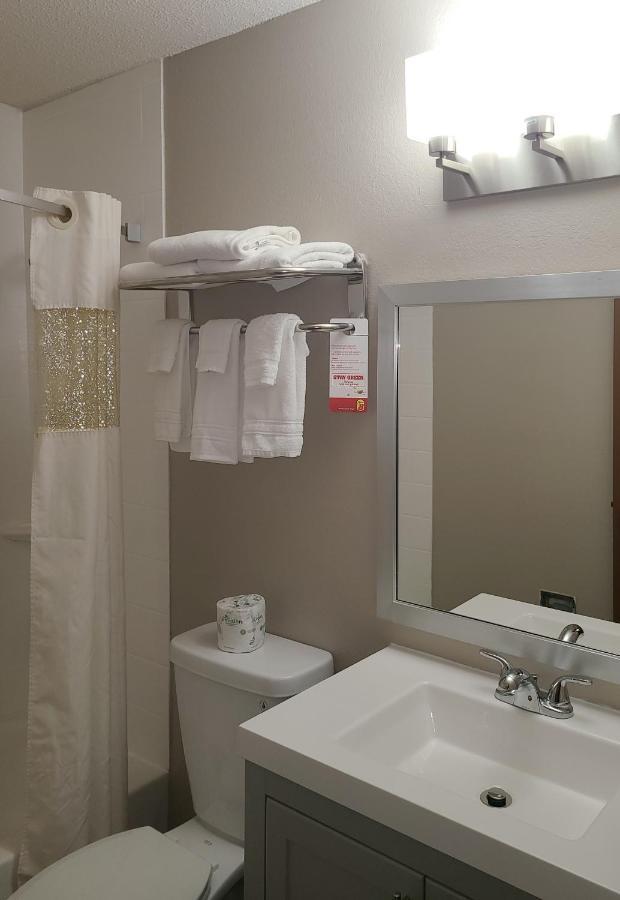 Super 8 By Wyndham Bedford Hotel Стая снимка