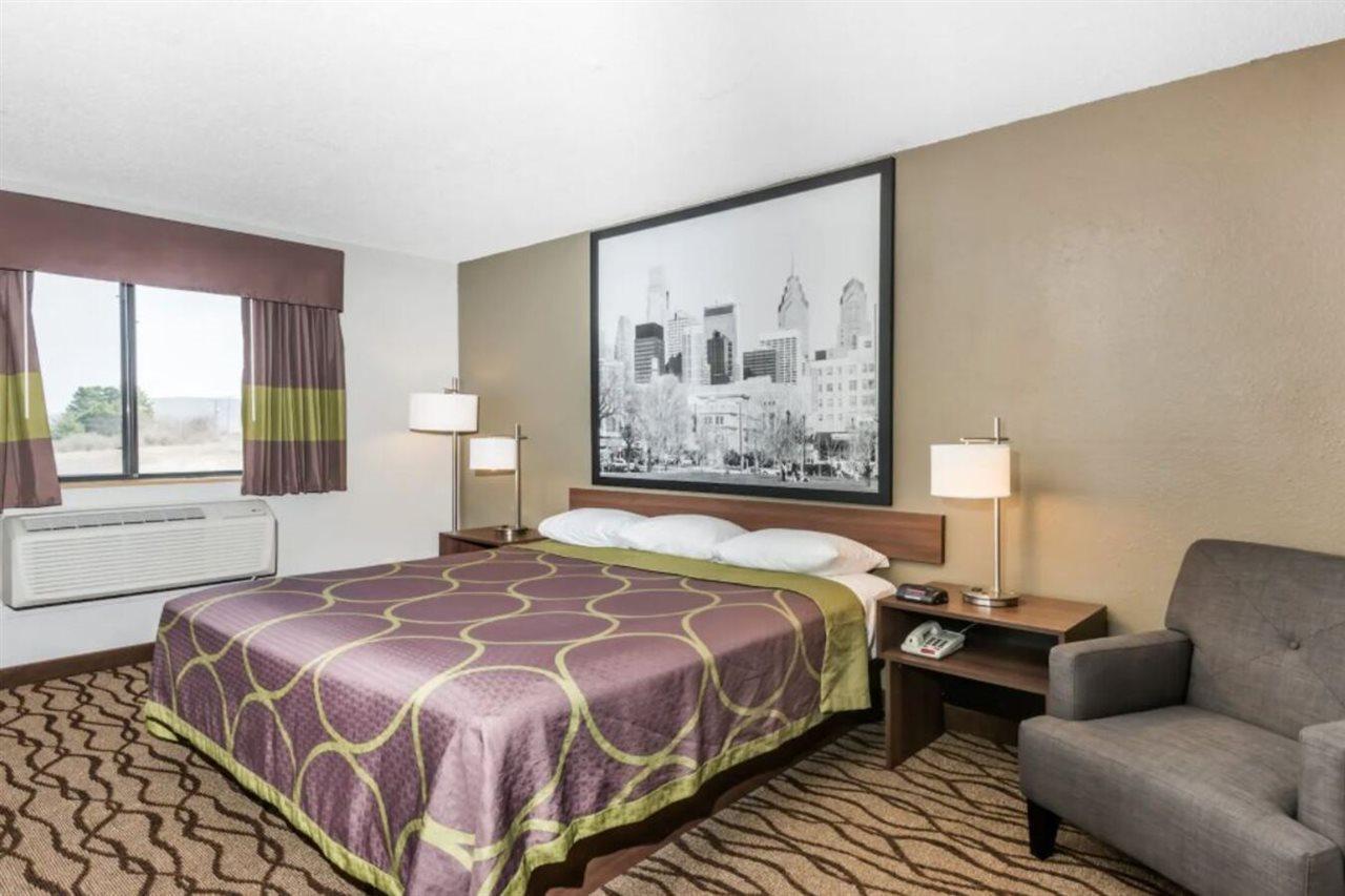 Super 8 By Wyndham Bedford Hotel Екстериор снимка