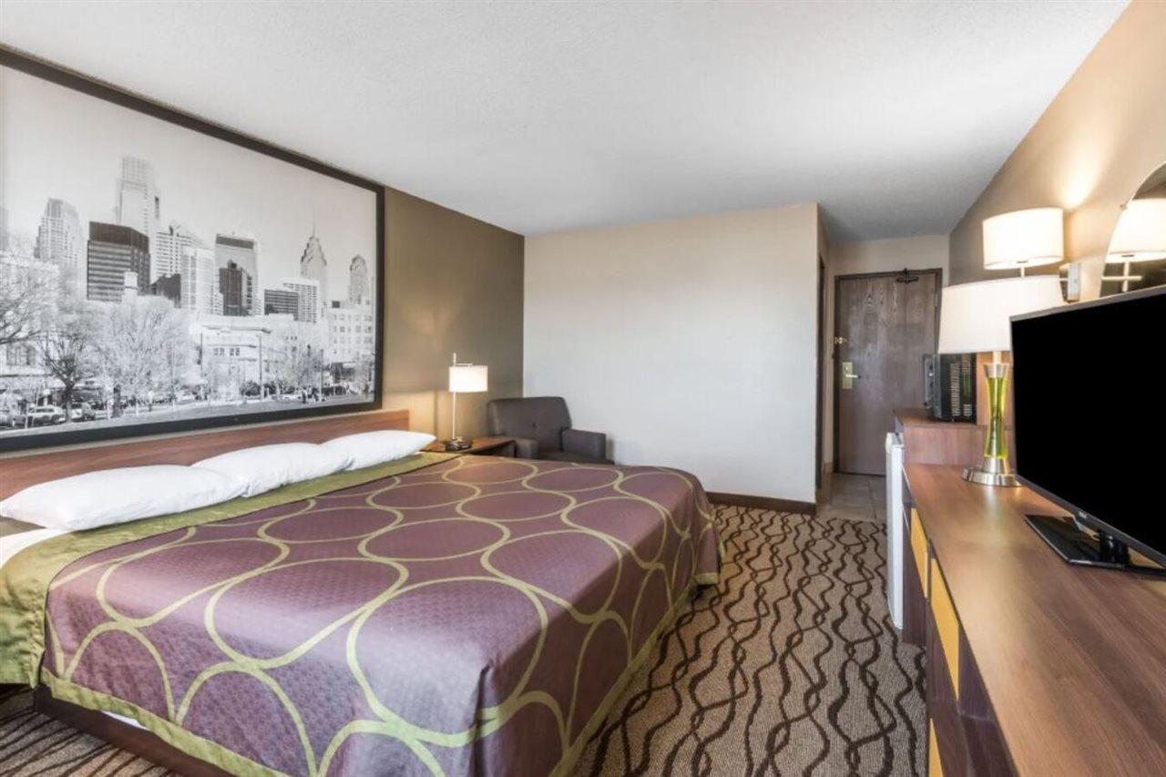 Super 8 By Wyndham Bedford Hotel Екстериор снимка