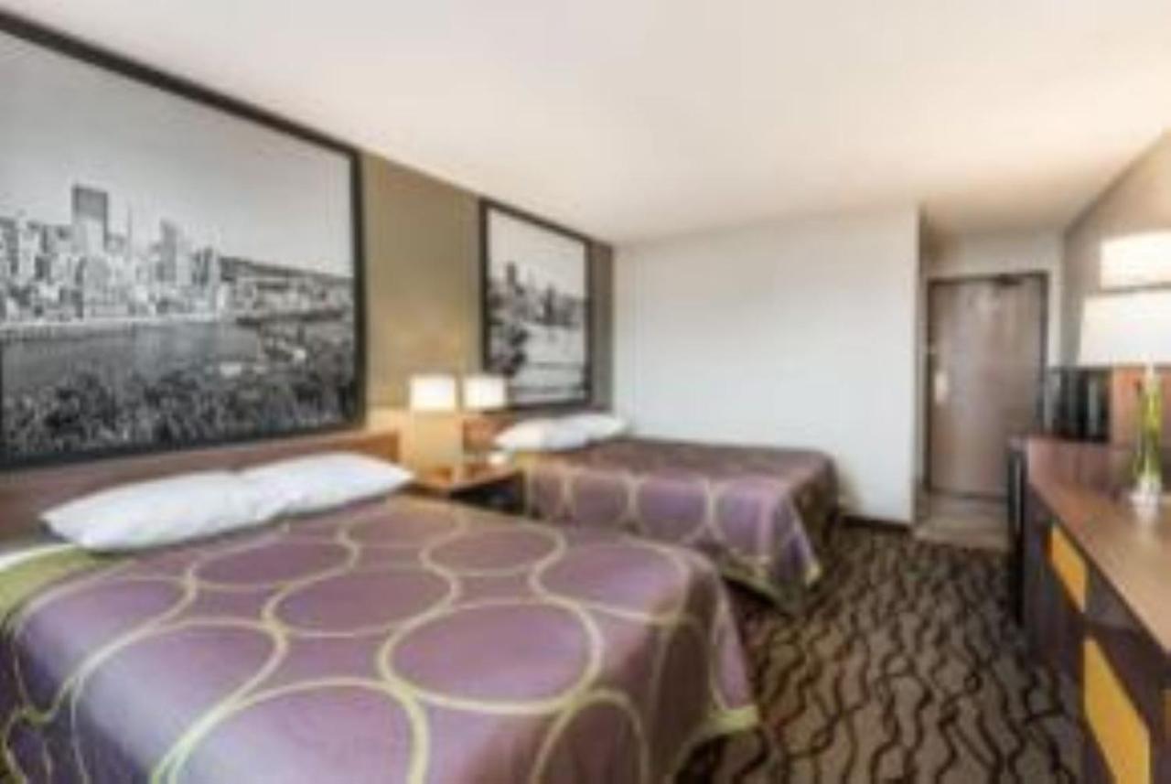 Super 8 By Wyndham Bedford Hotel Екстериор снимка