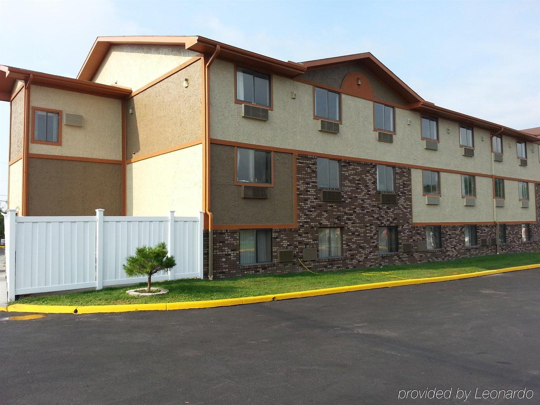 Super 8 By Wyndham Bedford Hotel Екстериор снимка