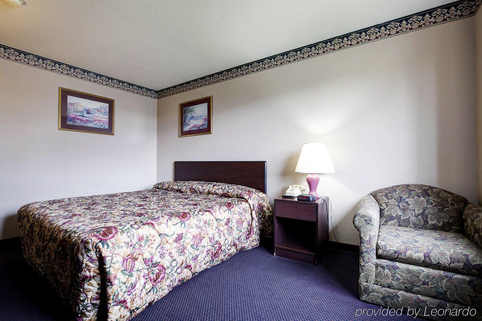 Super 8 By Wyndham Bedford Hotel Стая снимка