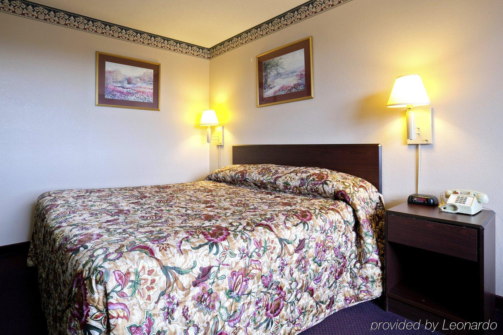 Super 8 By Wyndham Bedford Hotel Стая снимка