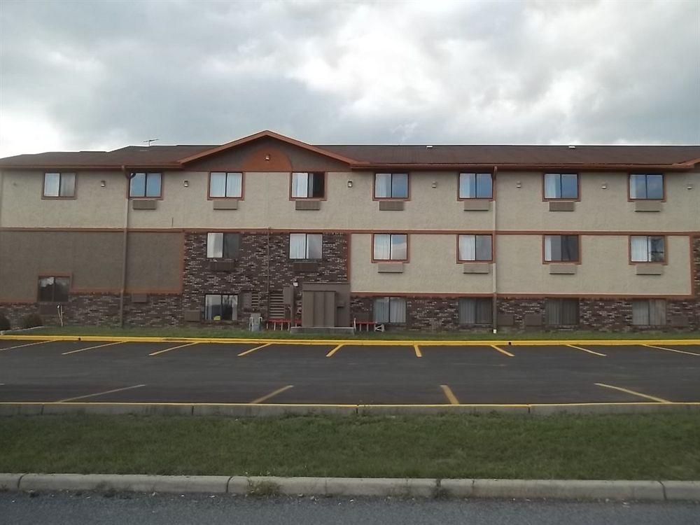 Super 8 By Wyndham Bedford Hotel Екстериор снимка
