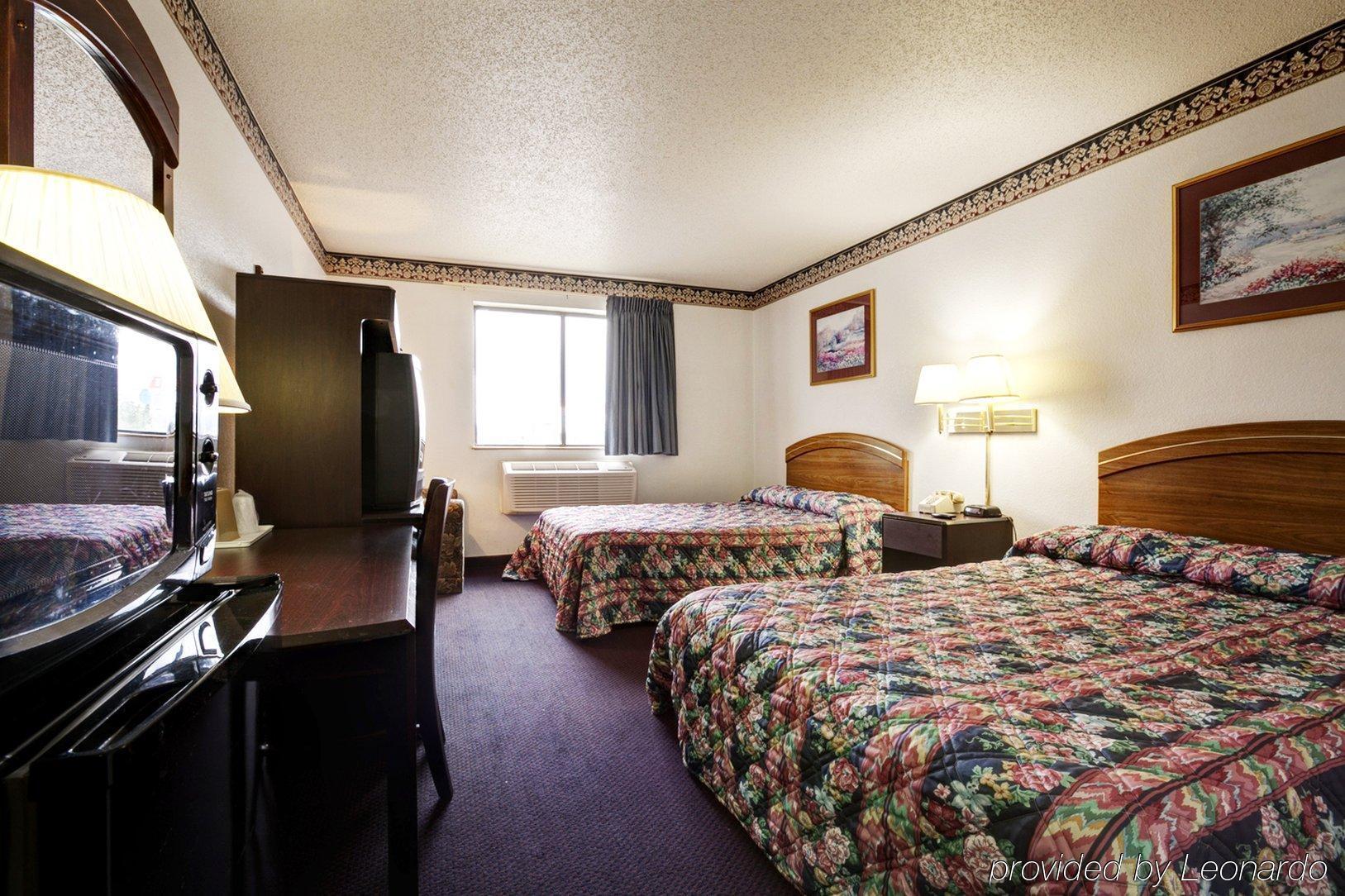 Super 8 By Wyndham Bedford Hotel Стая снимка