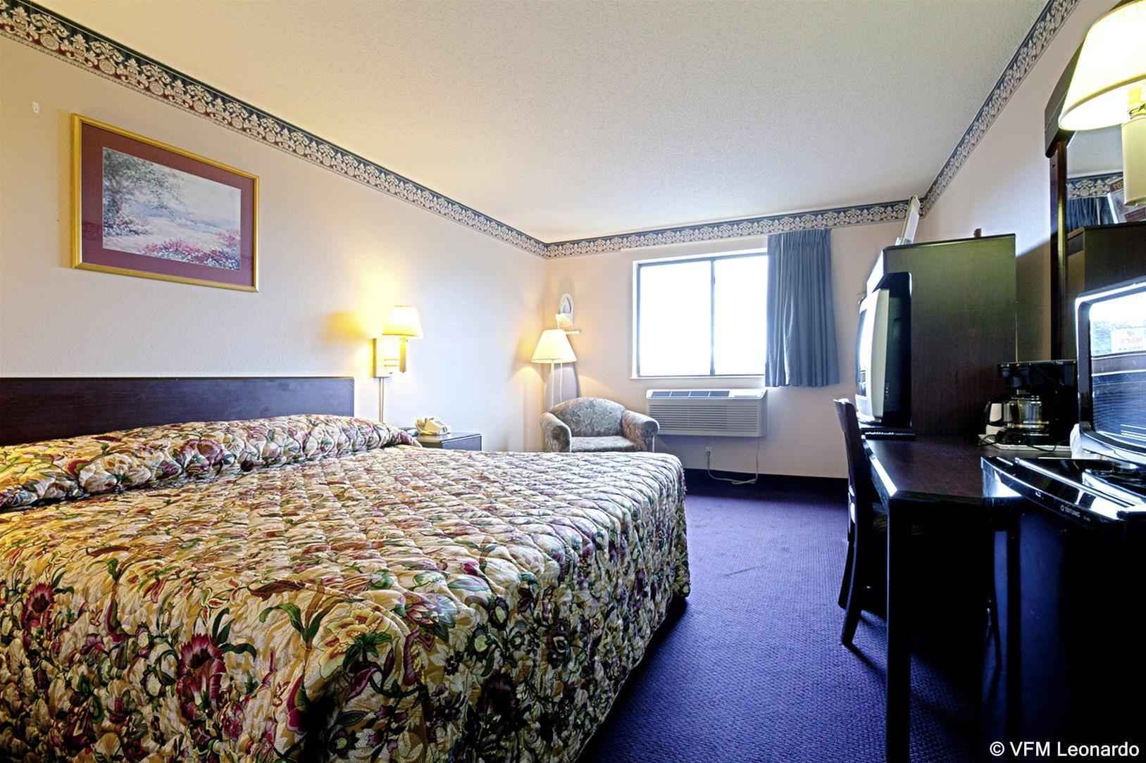 Super 8 By Wyndham Bedford Hotel Стая снимка