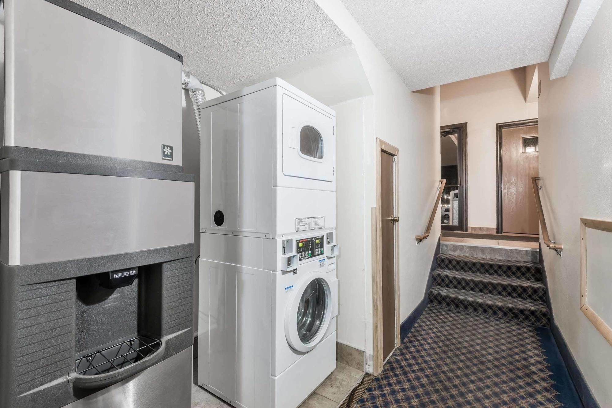 Super 8 By Wyndham Bedford Hotel Екстериор снимка