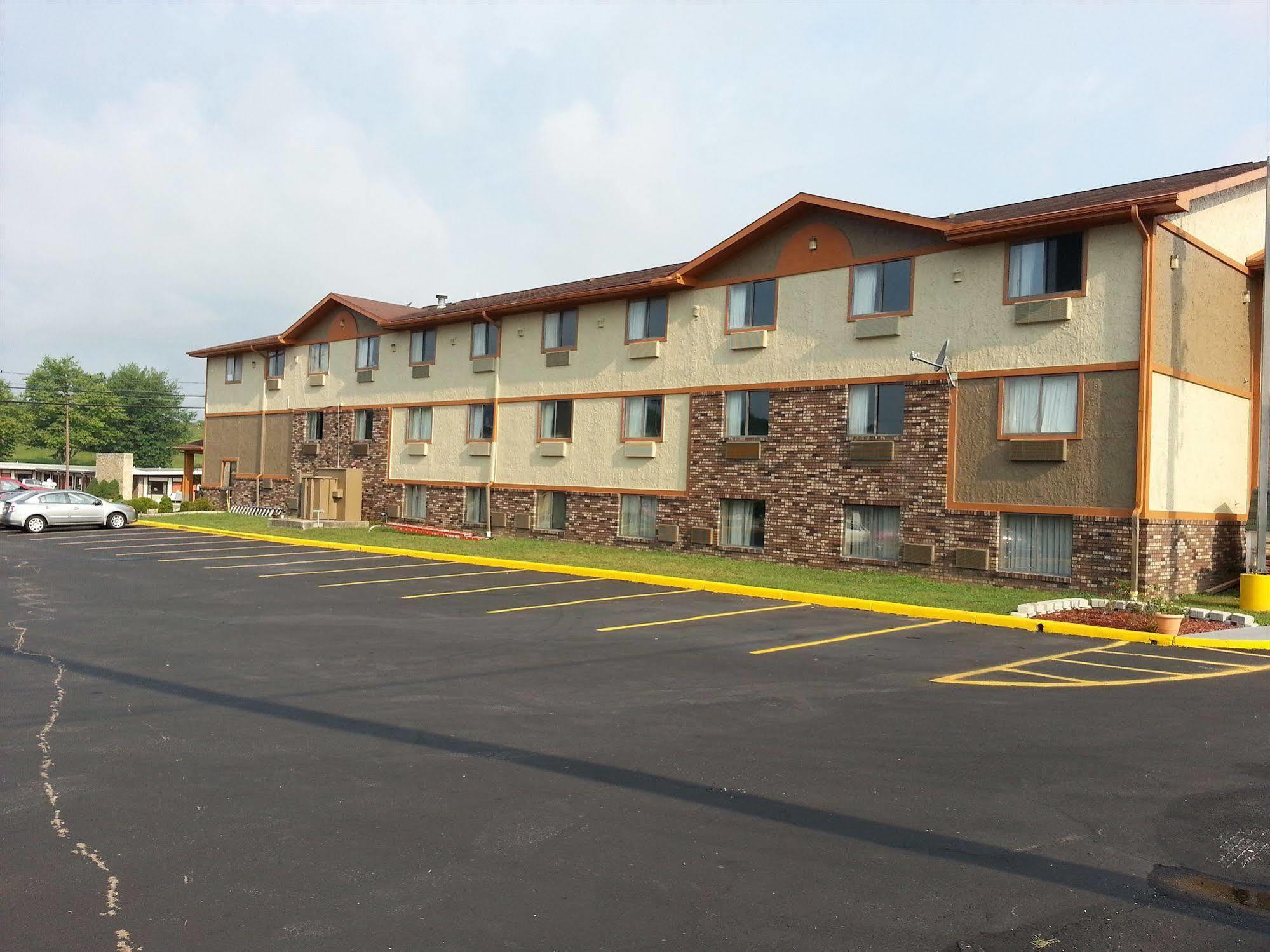 Super 8 By Wyndham Bedford Hotel Екстериор снимка